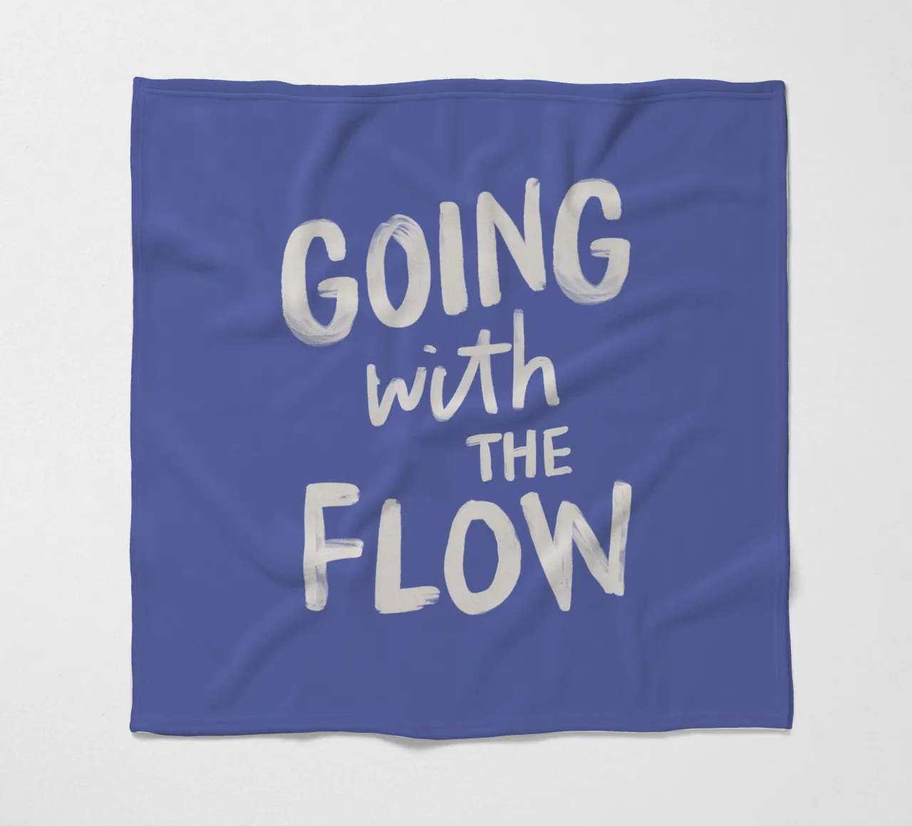 Going with the Flow Diseño tipográfico pintado a mano en azul manta de franela de THE MOTIVATED TYPE