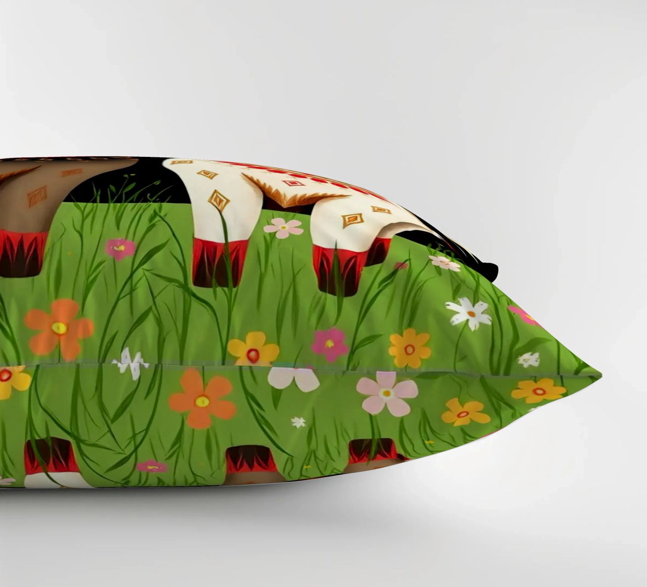 Mucche Highland in un prato selvaggio cuscino da COLLEEN CRAFTS