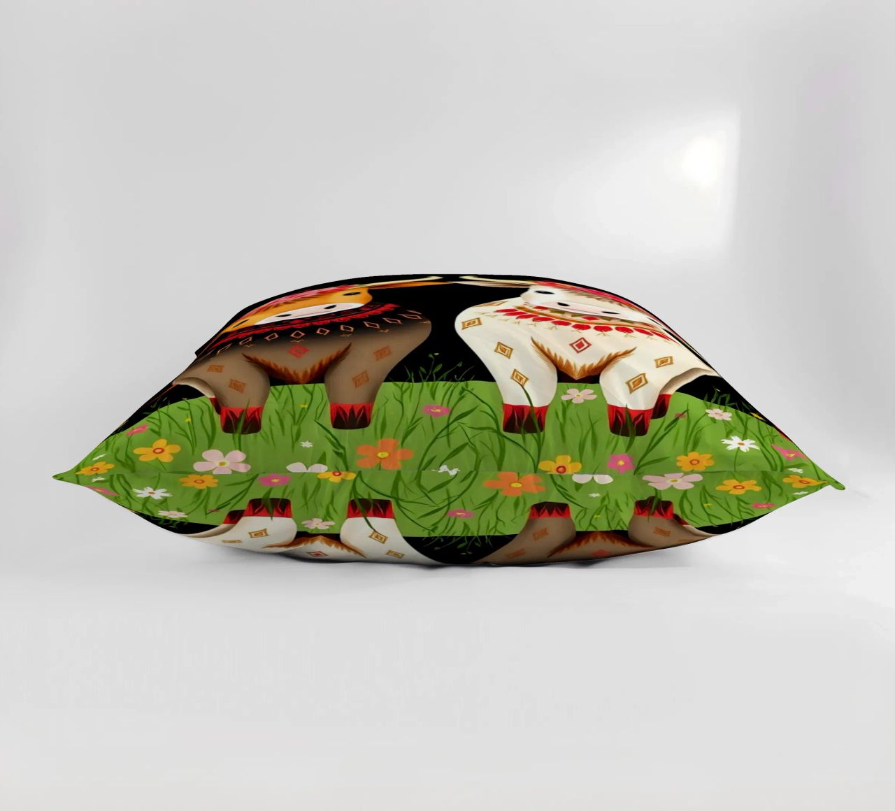 Mucche Highland in un prato selvaggio cuscino da COLLEEN CRAFTS