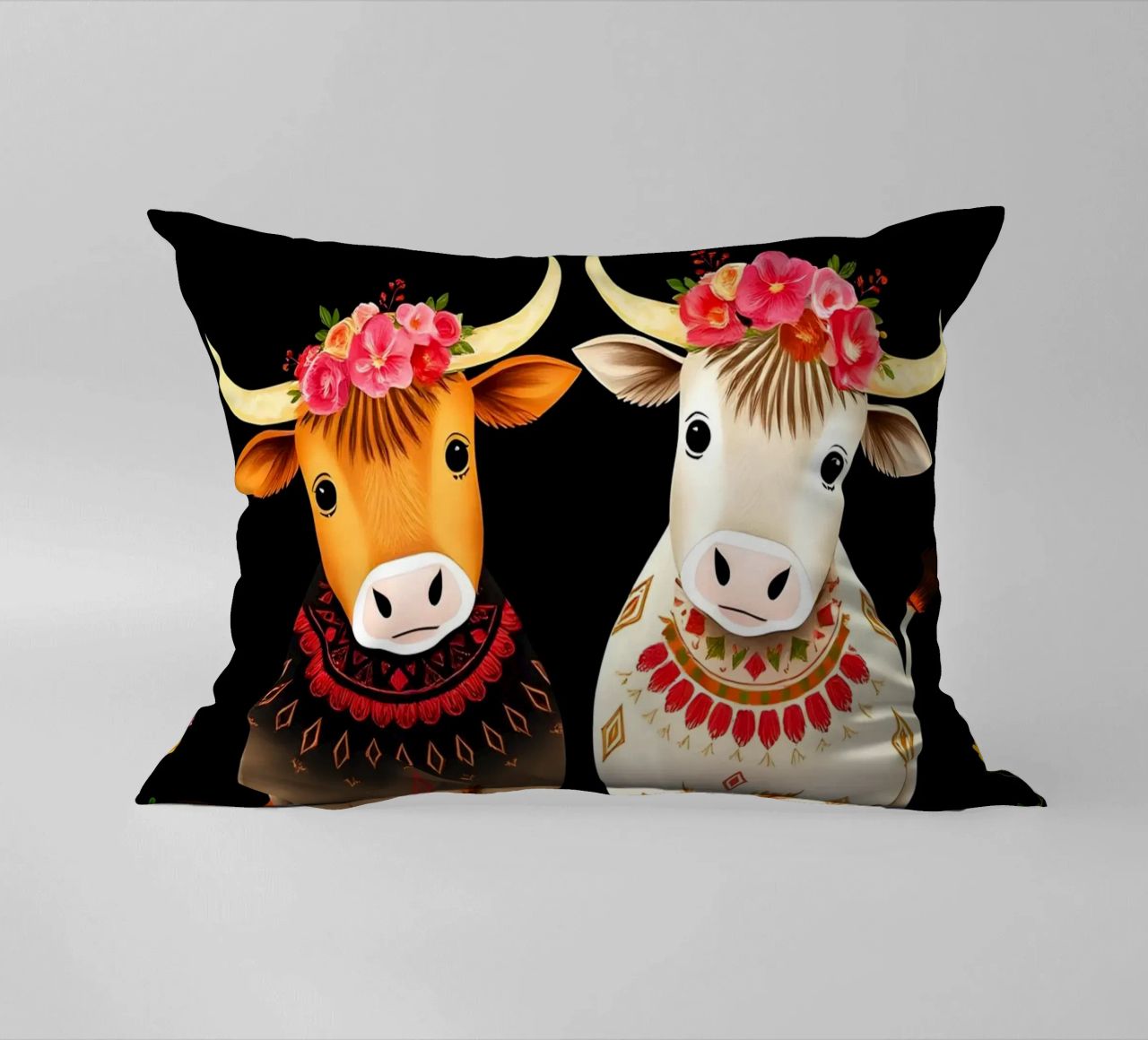 Mucche Highland in un prato selvaggio cuscino da COLLEEN CRAFTS