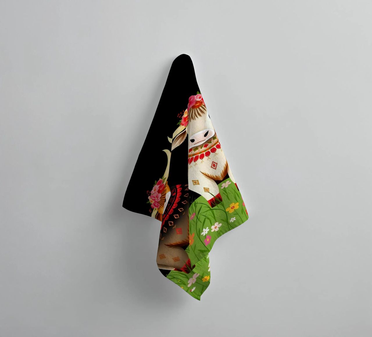 Mucche Highland in un prato selvaggio asciugamano da bagno da COLLEEN CRAFTS