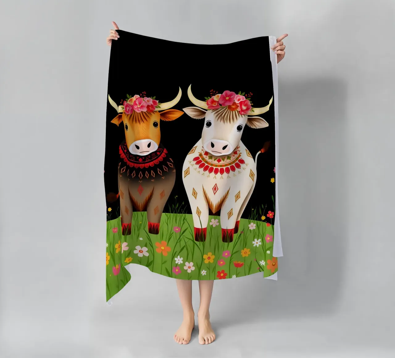 Mucche Highland in un prato selvaggio telo mare da COLLEEN CRAFTS