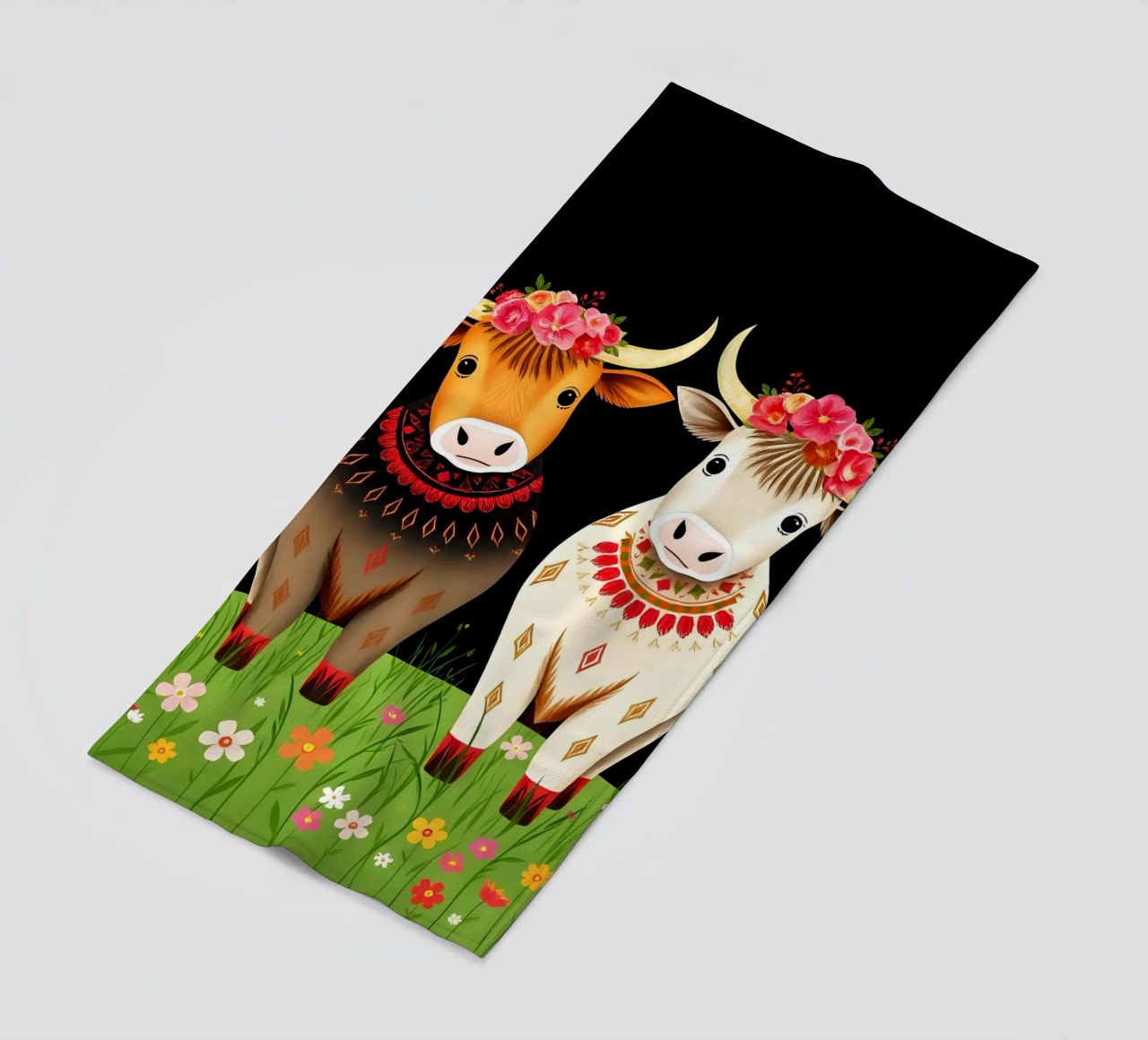 Mucche Highland in un prato selvaggio telo mare da COLLEEN CRAFTS