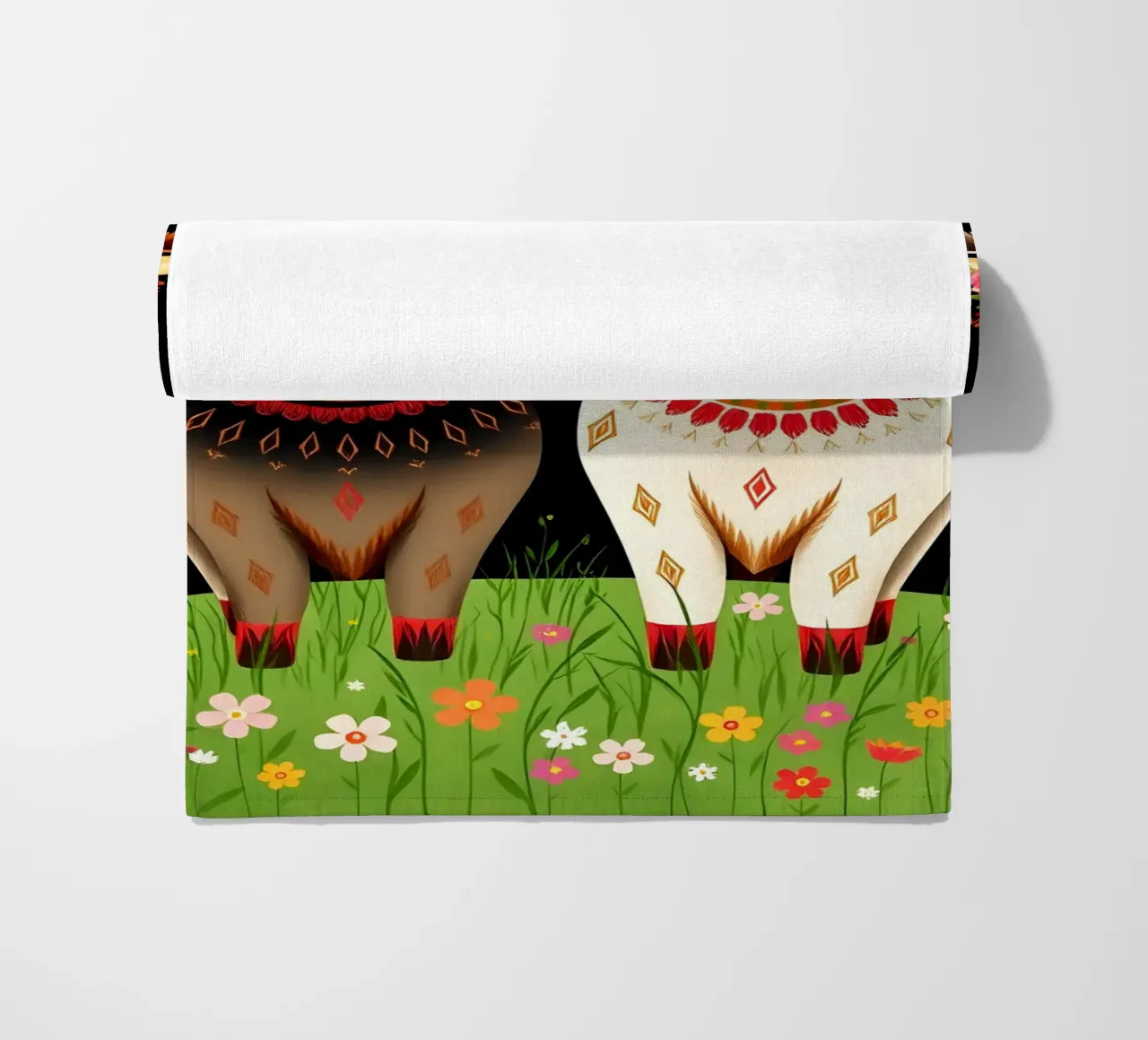 Mucche Highland in un prato selvaggio telo mare da COLLEEN CRAFTS