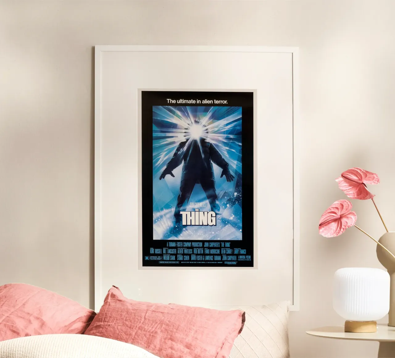 The Thing - Sci-Fi Horror Cult Classic poster con telaio in legno da Attaboy Dsgn