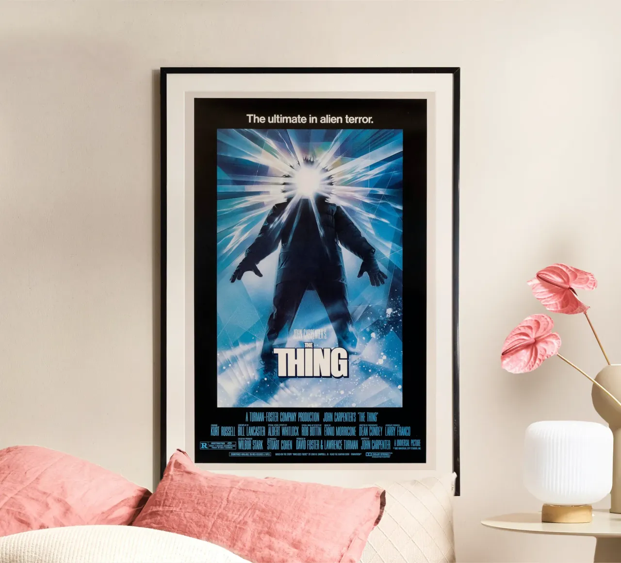 The Thing - Sci-Fi Horror Cult Classic poster con telaio in legno da Attaboy Dsgn