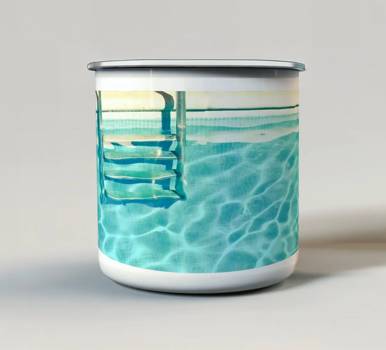 Piscina IX tazza in smalto da Cassia Beck Photography