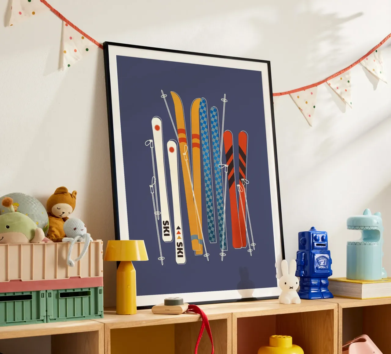 Illustrazione retrò di sci - Sci alpino d'epoca Sport invernali A poster con telaio in plastica da showmemars