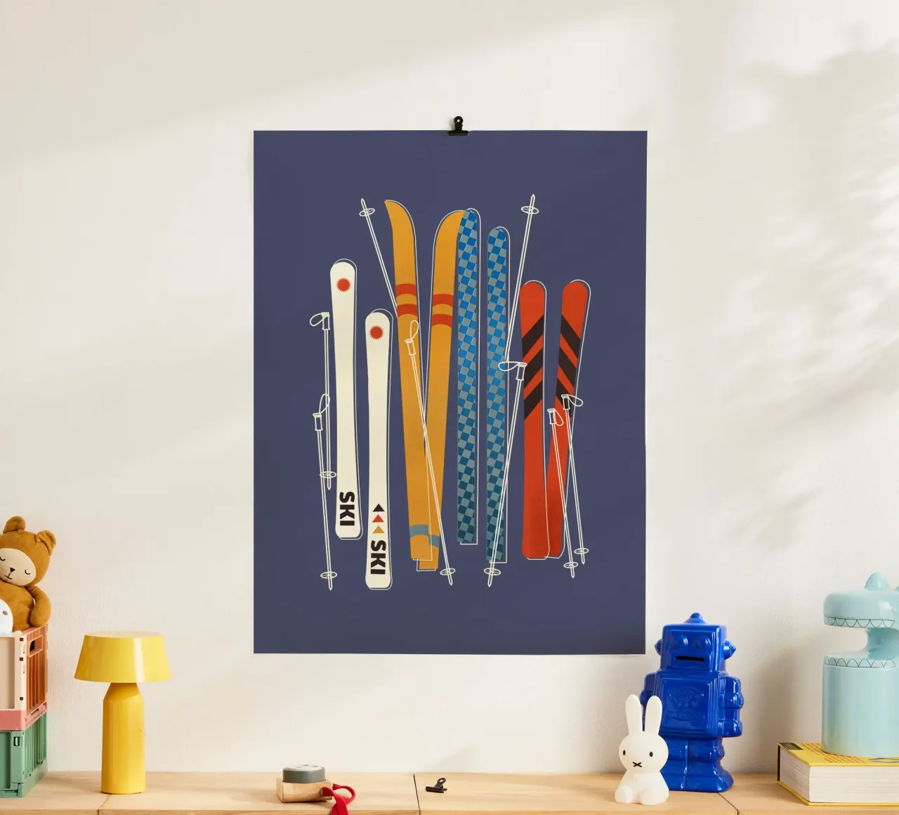 Illustrazione retrò di sci - Sci alpino d'epoca Sport invernali A poster con telaio in plastica da showmemars