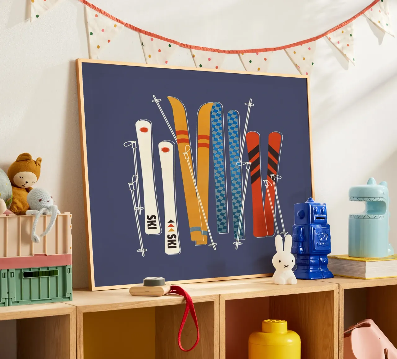 Illustrazione retrò di sci - Sci alpino d'epoca Sport invernali A poster con telaio in plastica da showmemars