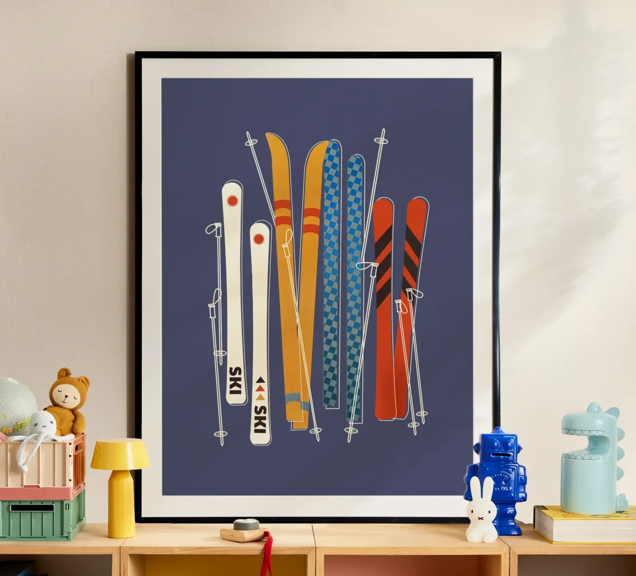 Illustrazione retrò di sci - Sci alpino d'epoca Sport invernali A poster con telaio in plastica da showmemars