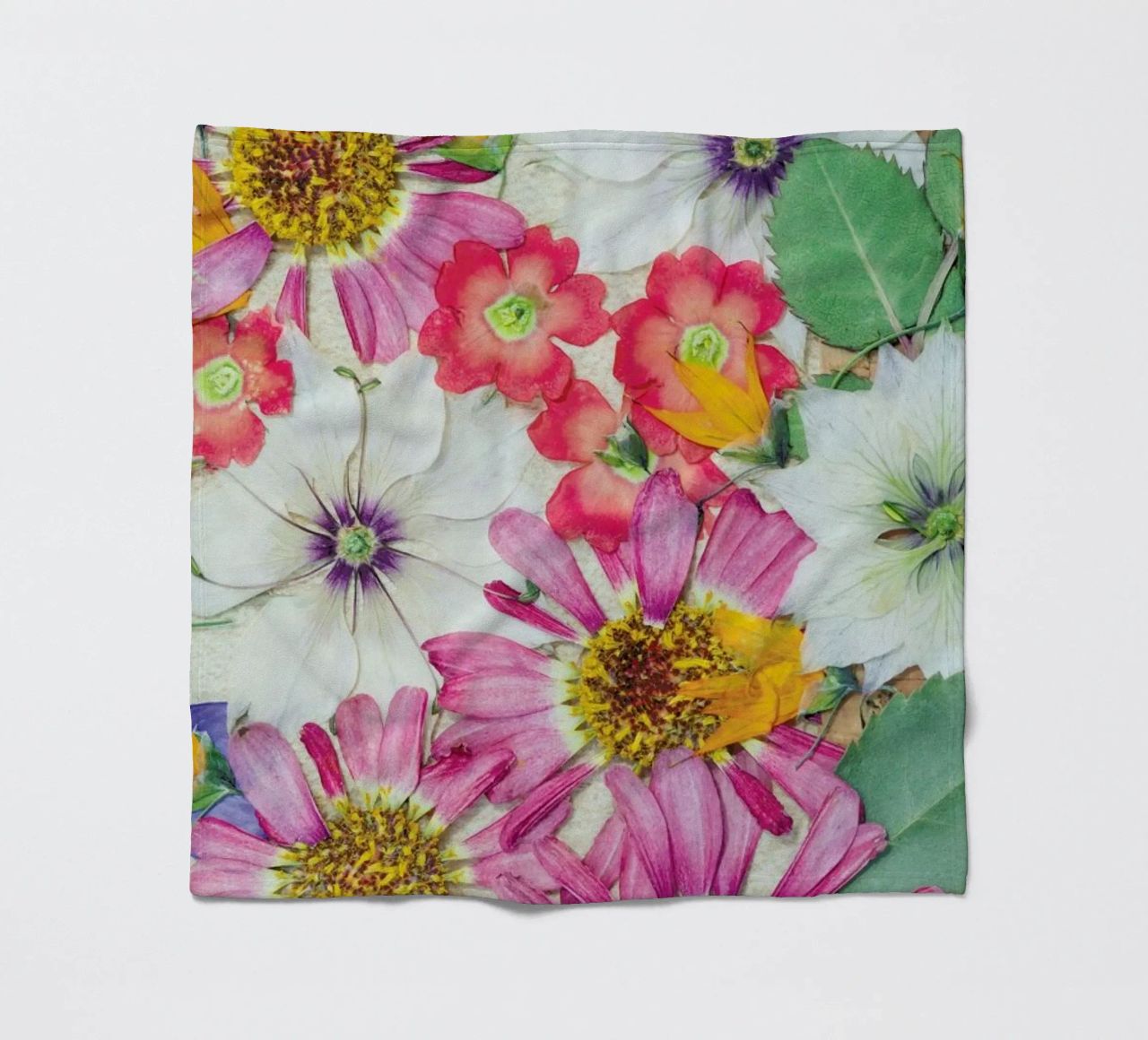 Fragile Flowers coperta in pile da Curious Collections by Marielle Leenders