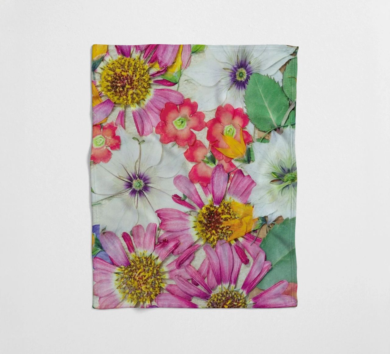 Fragile Flowers coperta in pile da Curious Collections by Marielle Leenders