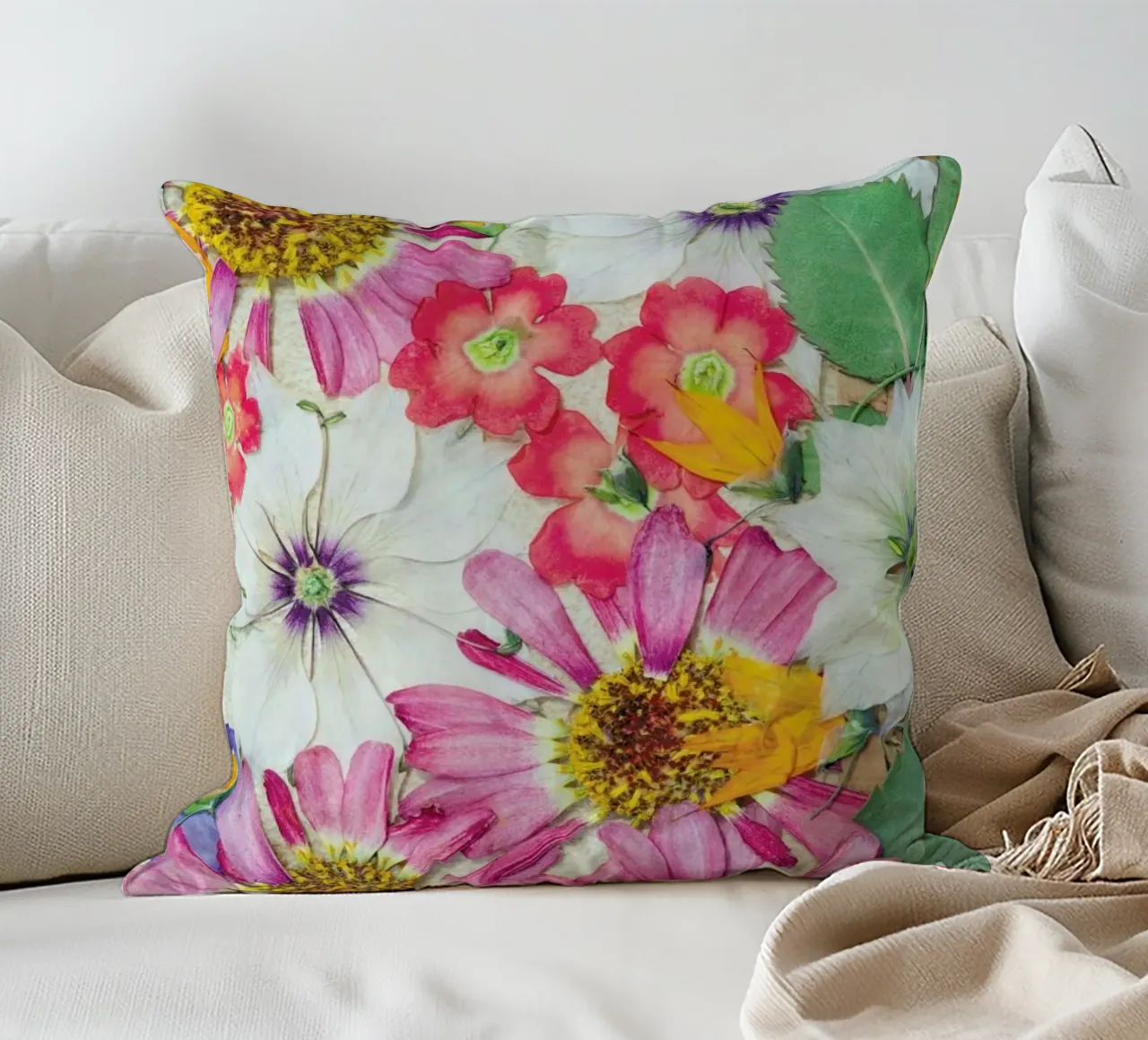 Fragile Flowers cuscino da Curious Collections by Marielle Leenders