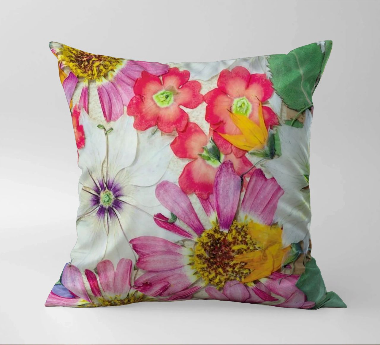 Fragile Flowers cuscino da Curious Collections by Marielle Leenders