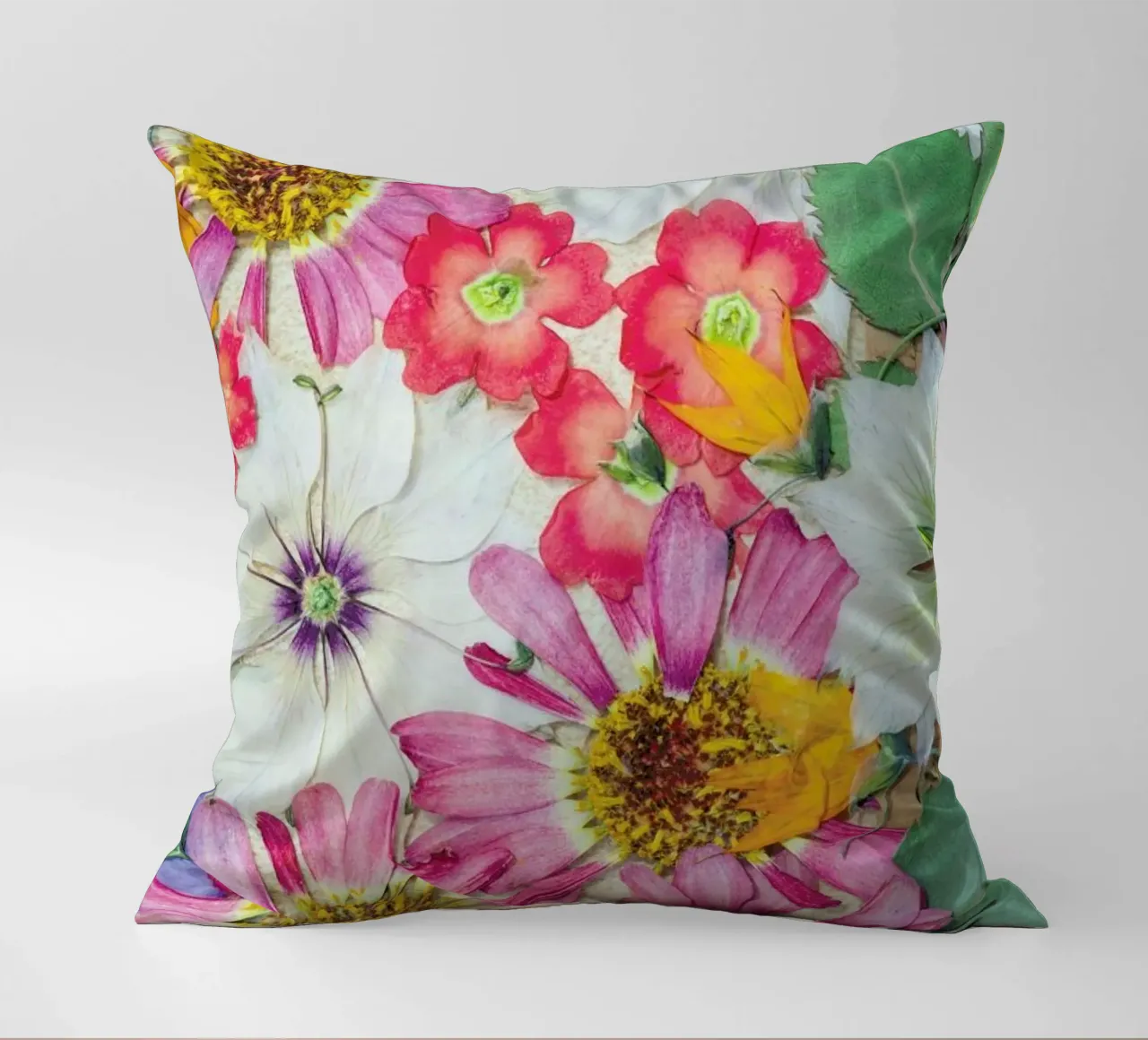 Fragile Flowers cuscino da Curious Collections by Marielle Leenders