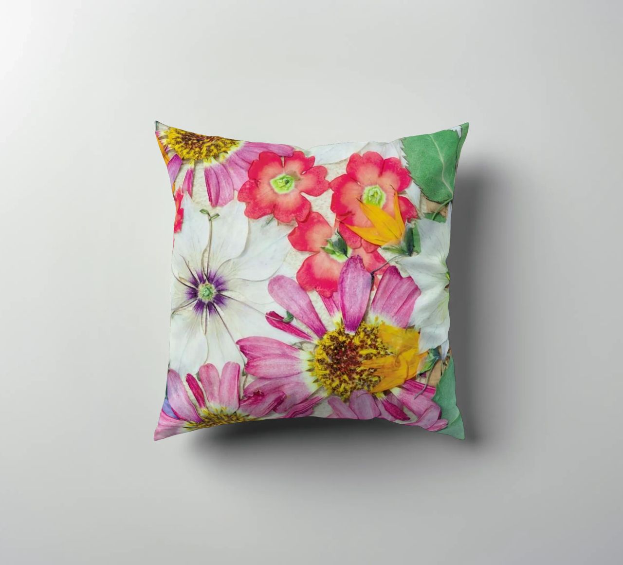 Fragile Flowers cuscino da Curious Collections by Marielle Leenders