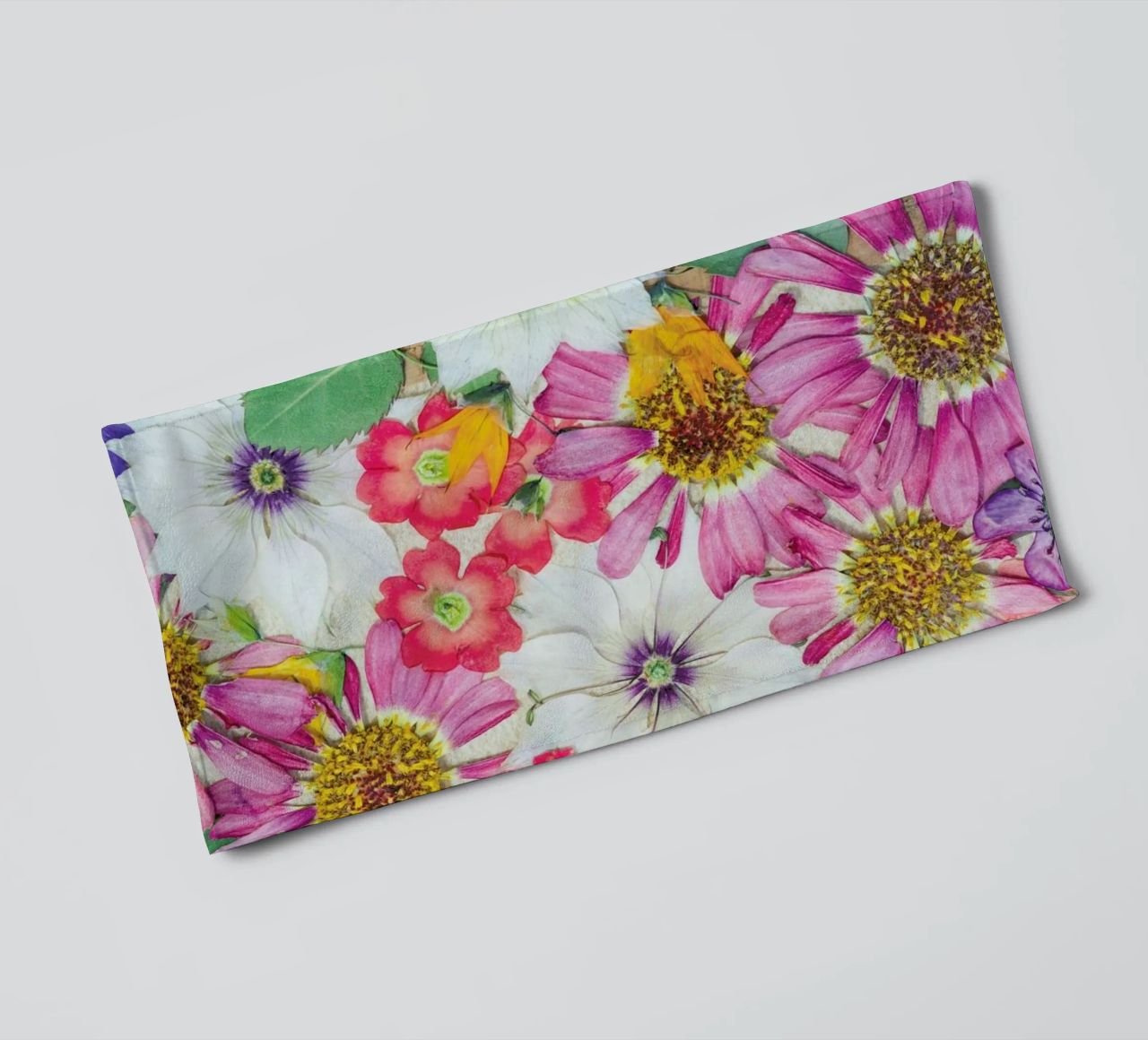 Fragile Flowers asciugamano da bagno da Curious Collections by Marielle Leenders