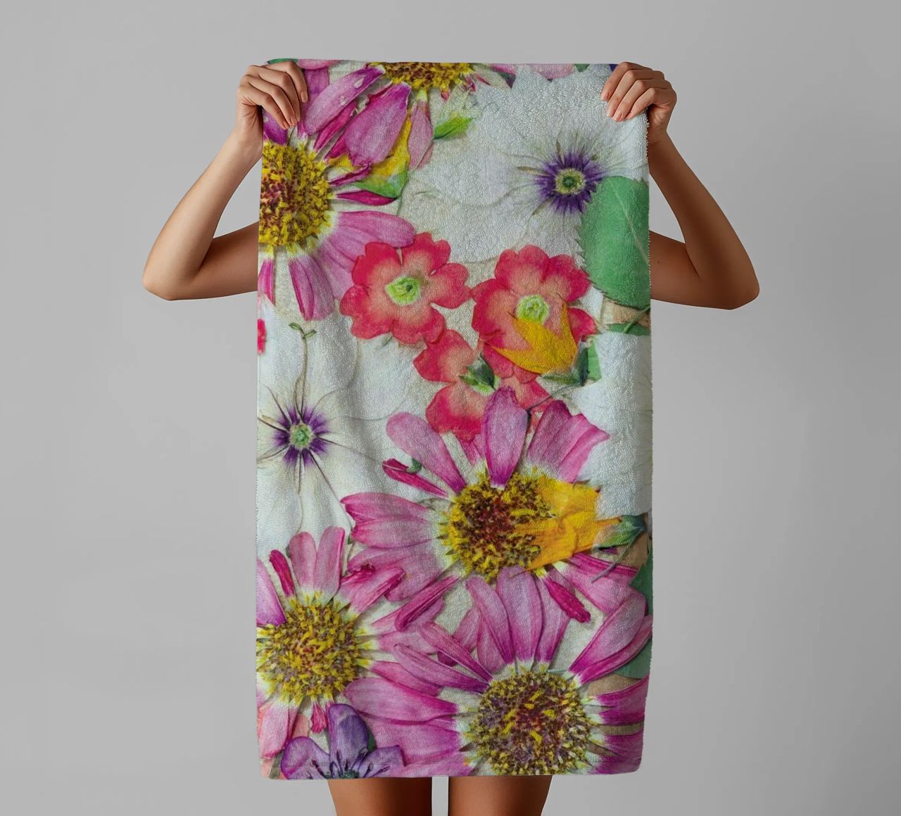 Fragile Flowers asciugamano da bagno da Curious Collections by Marielle Leenders
