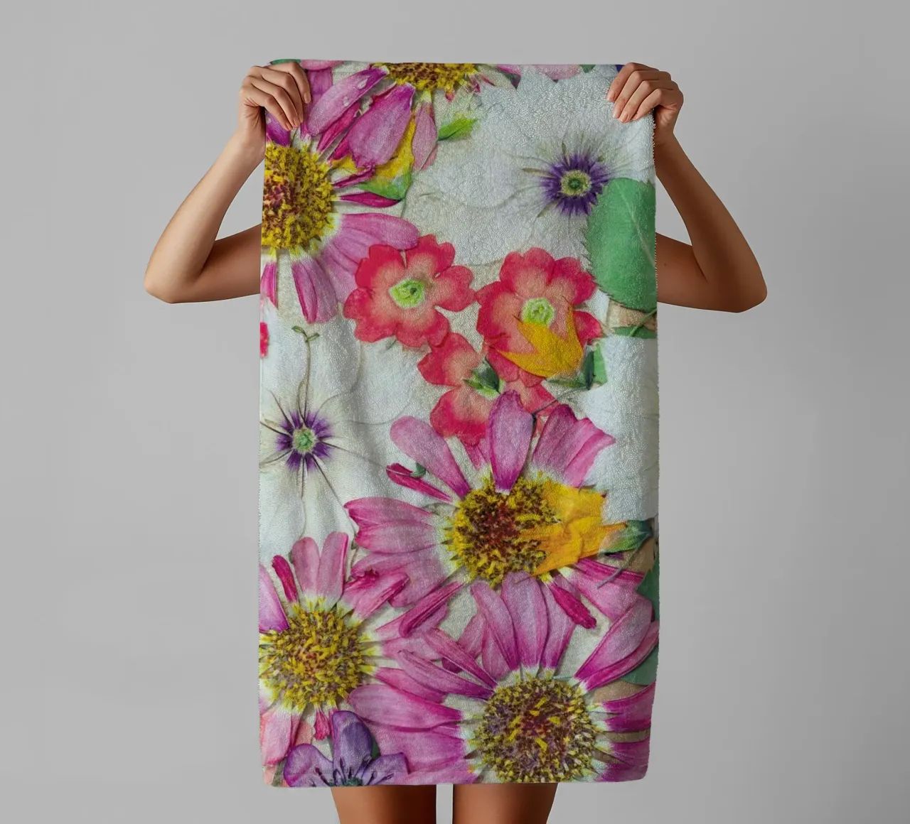 Fragile Flowers asciugamano da bagno da Curious Collections by Marielle Leenders