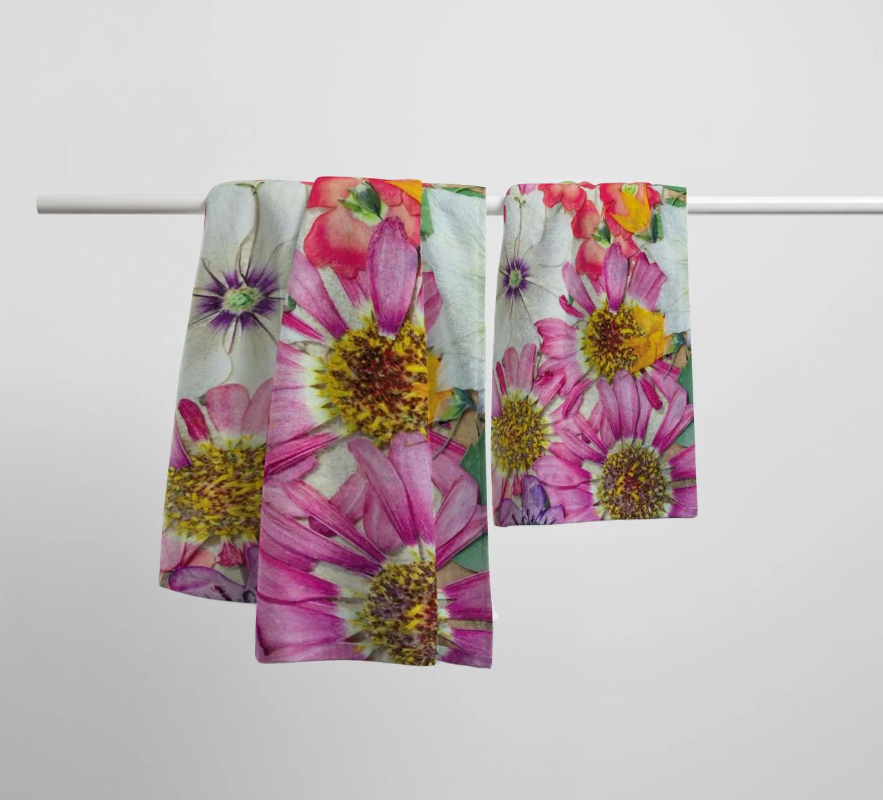 Fragile Flowers asciugamano da bagno da Curious Collections by Marielle Leenders