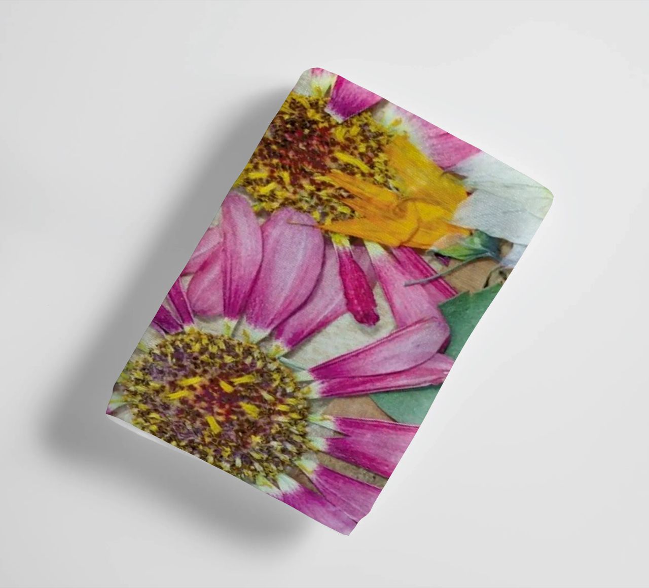 Fragile Flowers asciugamano da bagno da Curious Collections by Marielle Leenders