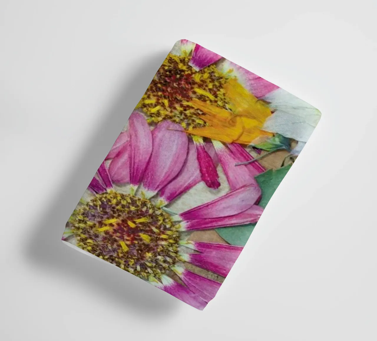 Fragile Flowers asciugamano da bagno da Curious Collections by Marielle Leenders