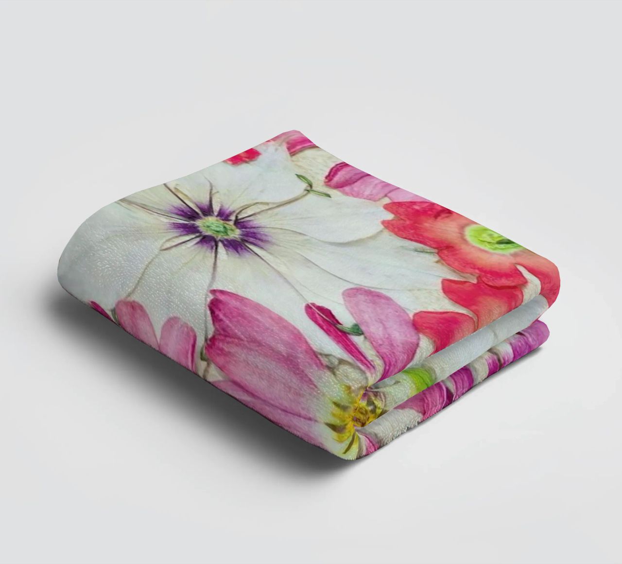 Fragile Flowers asciugamano da bagno da Curious Collections by Marielle Leenders