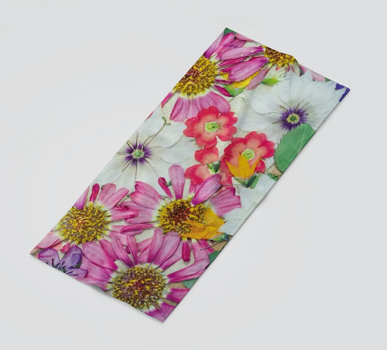Fragile Flowers toalla de playa de Curious Collections by Marielle Leenders