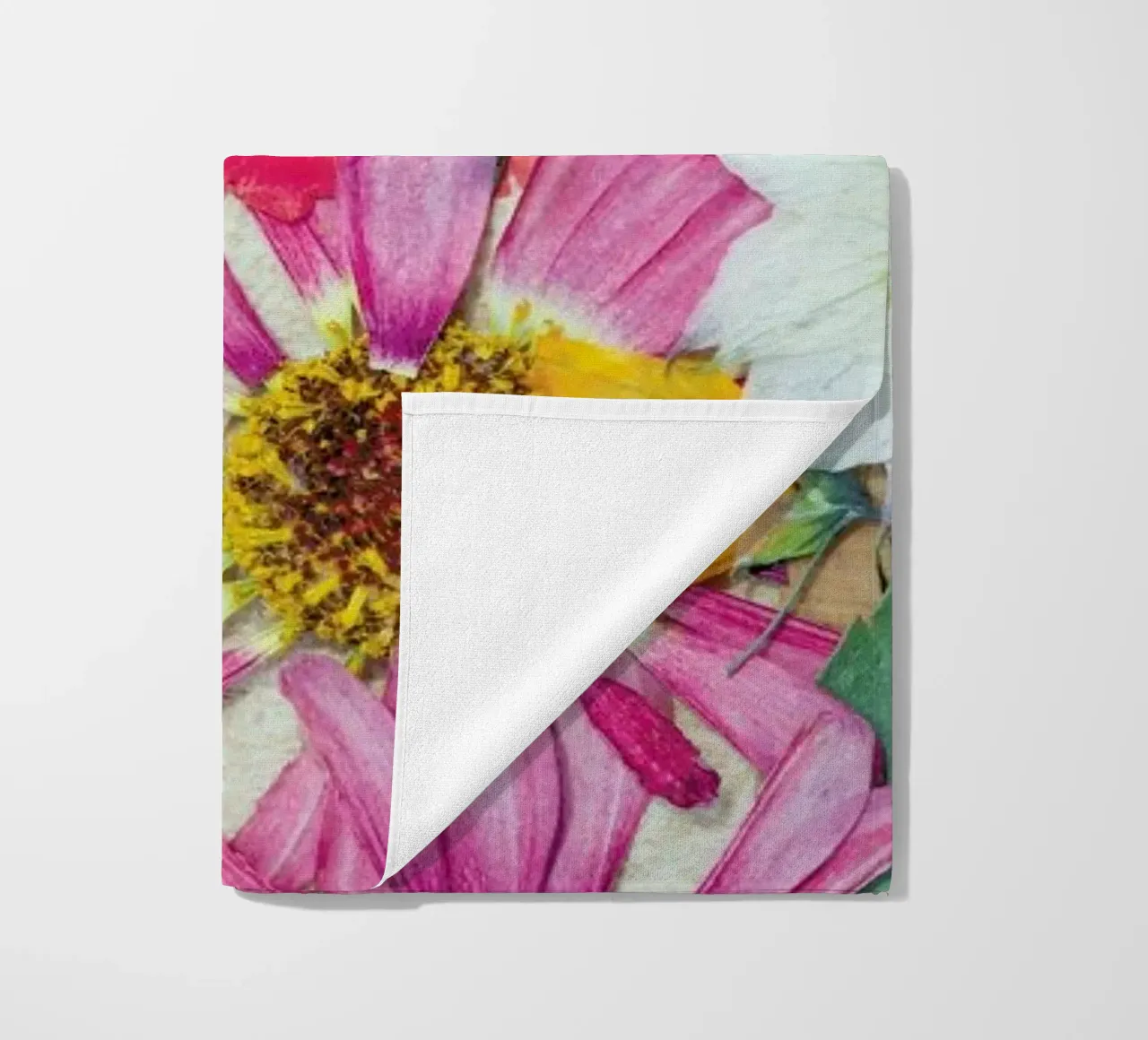 Fragile Flowers toalla de playa de Curious Collections by Marielle Leenders