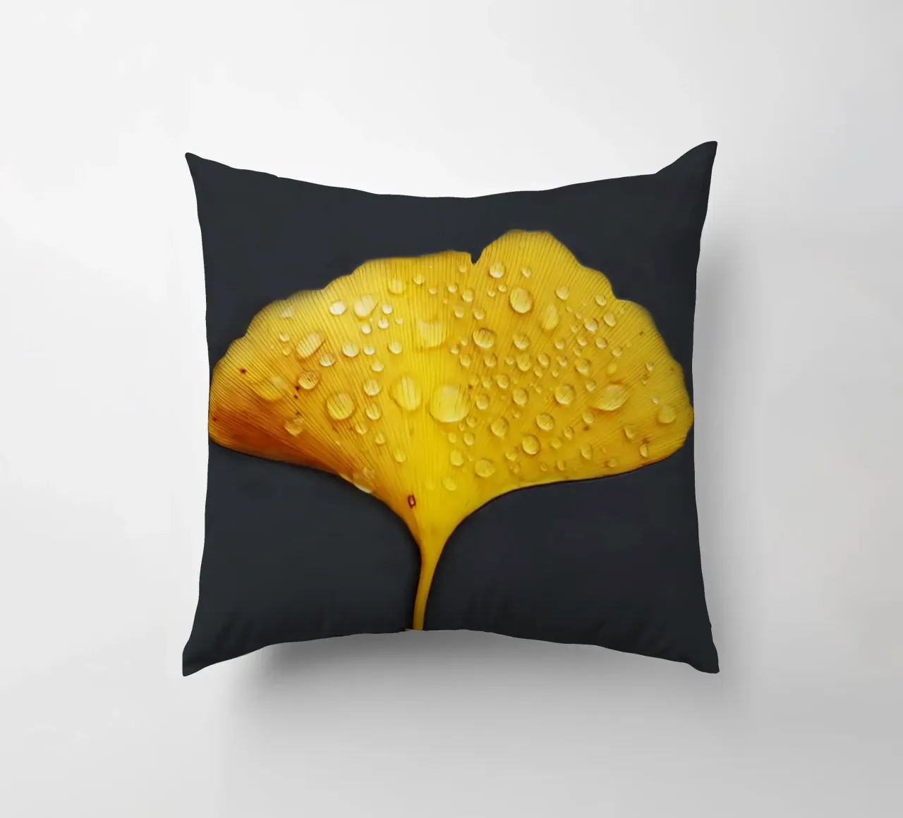 Foglie di ginkgo e gocce di rugiada cuscino da Teresa André