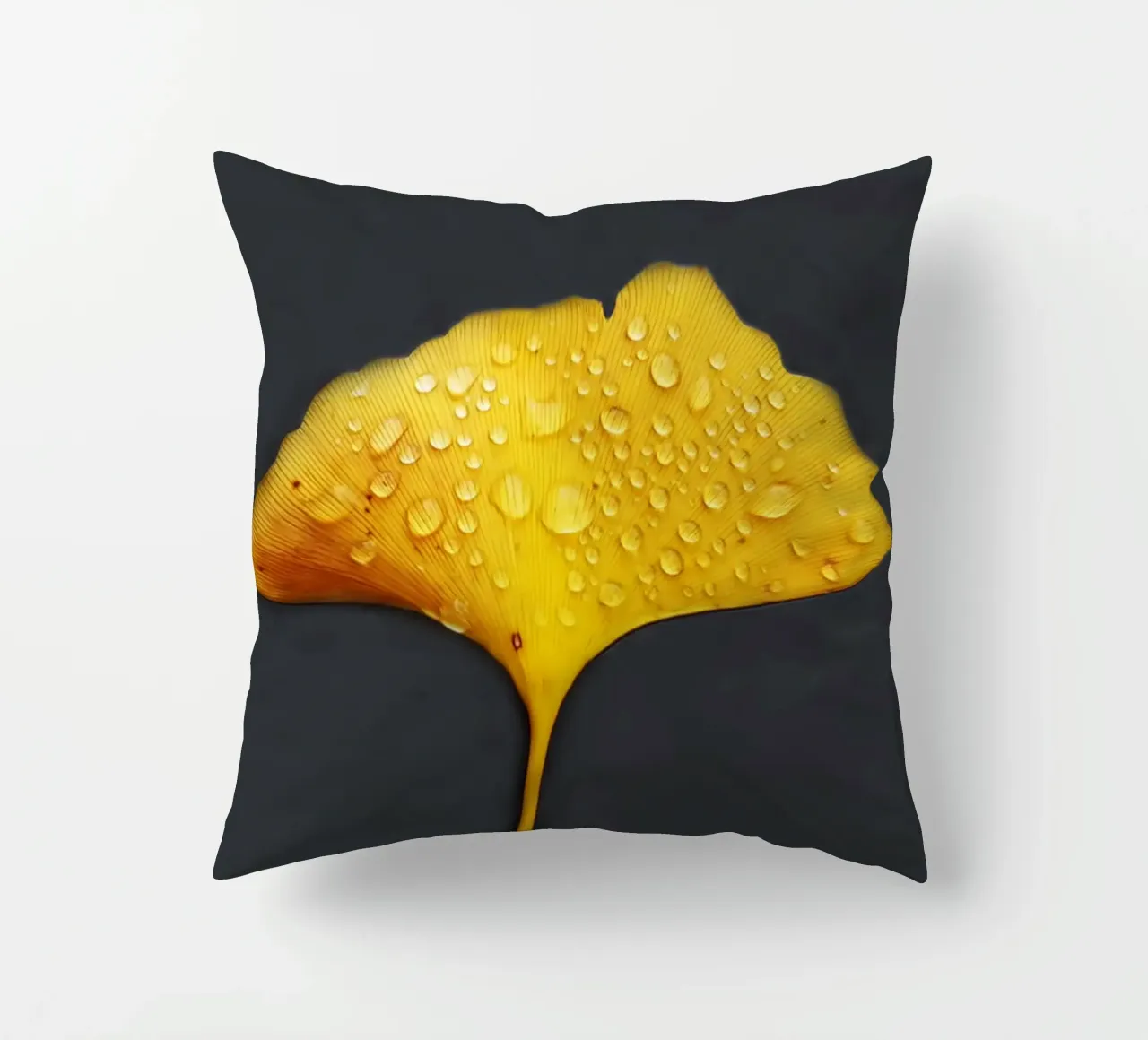 Foglie di ginkgo e gocce di rugiada cuscino da Teresa André