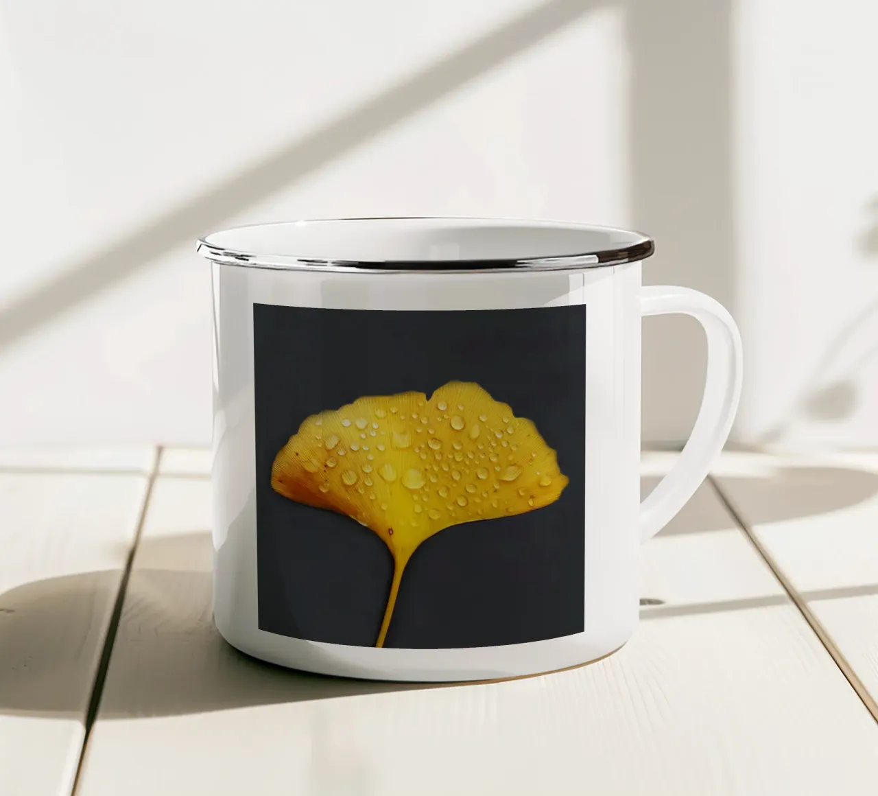 Foglie di ginkgo e gocce di rugiada tazza in smalto da Teresa André