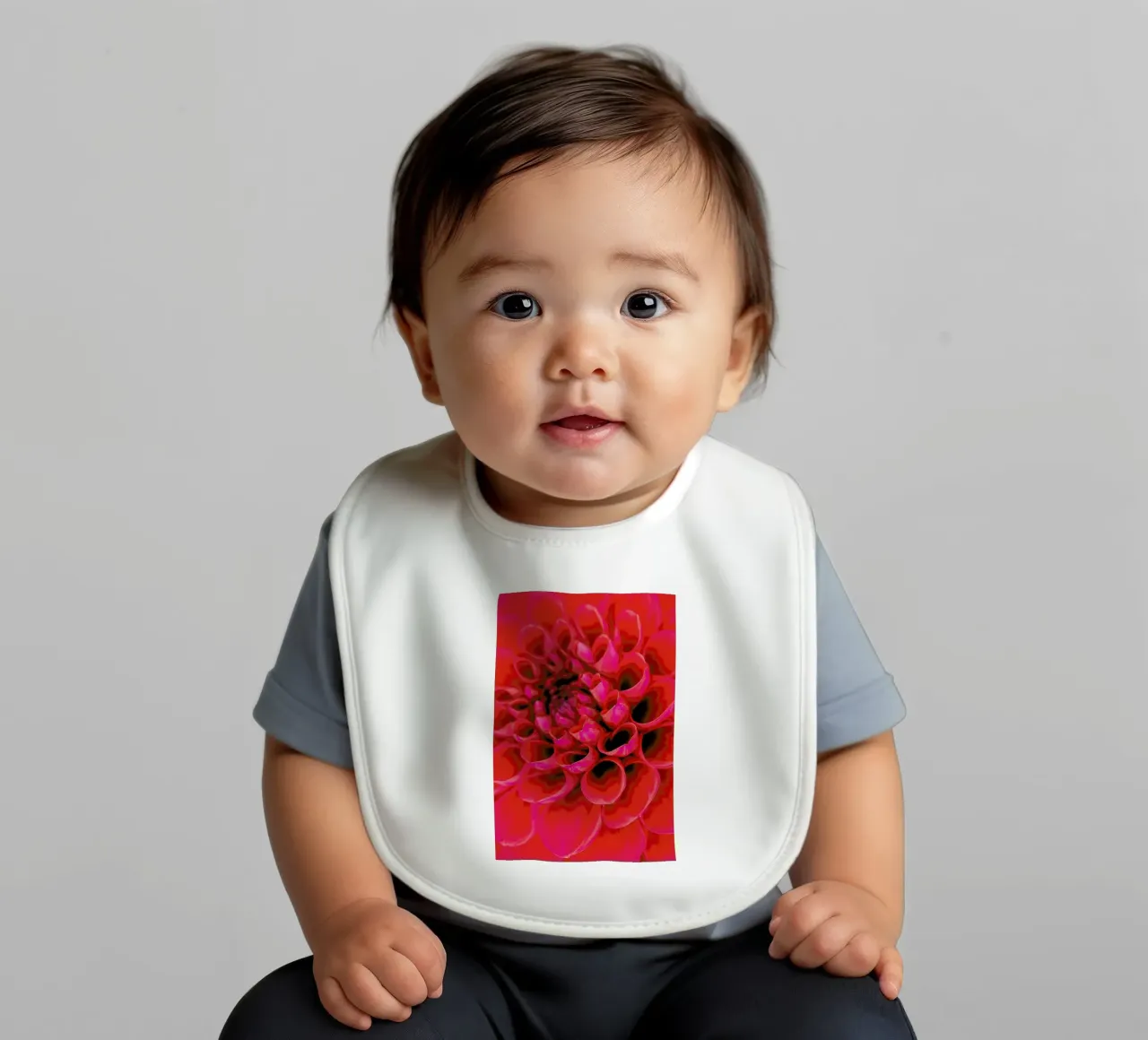Red Dahlia bavaglino da Curious Collections by Marielle Leenders