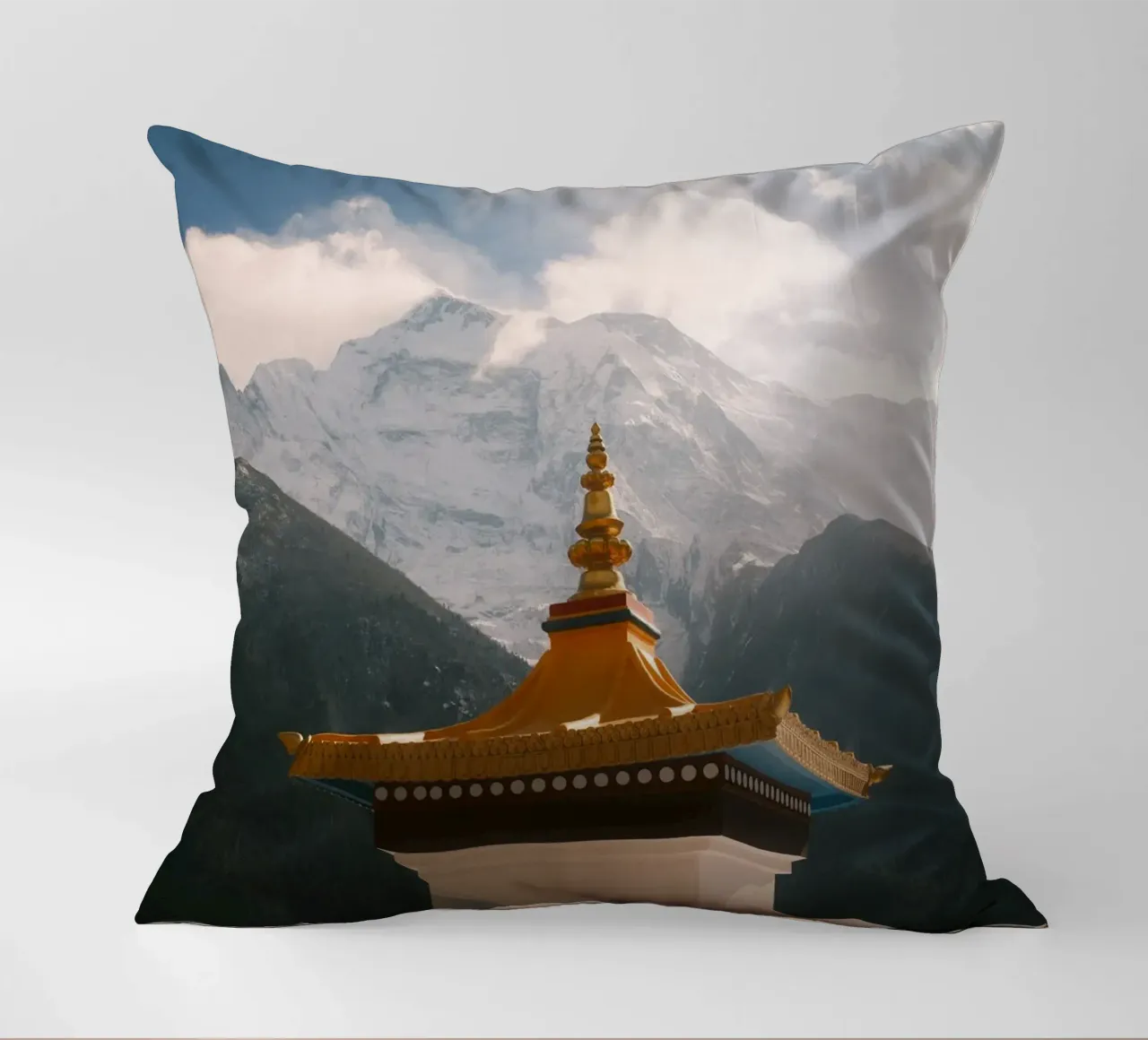 Sacred Himalayan Peaks cuscino da FujiPrints