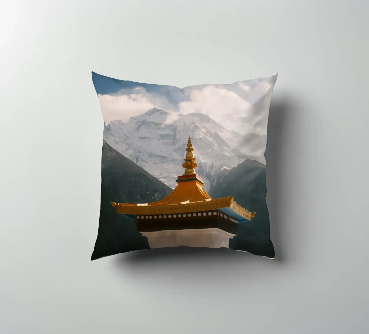 Sacred Himalayan Peaks cuscino da FujiPrints