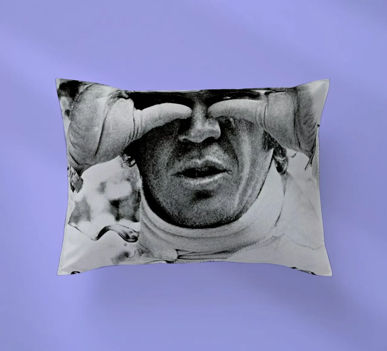 Steve McQueen in Le Mans, 1971 cuscino da Gallery Print and Art Limited