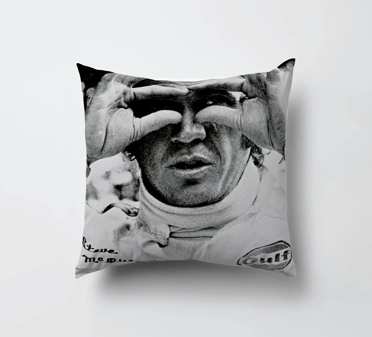 Steve McQueen in Le Mans, 1971 cuscino da Gallery Print and Art Limited