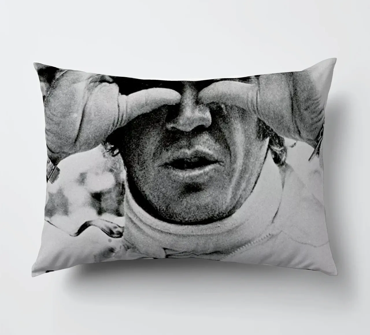 Steve McQueen in Le Mans, 1971 cuscino da Gallery Print and Art Limited