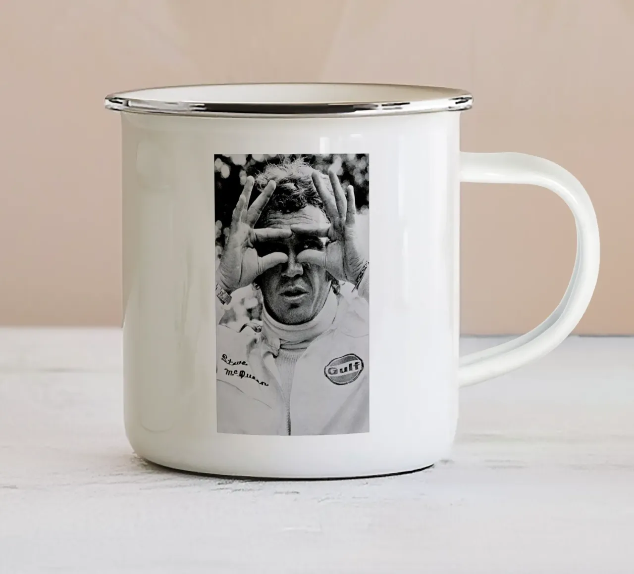 Steve McQueen in Le Mans, 1971 tazza in smalto da Gallery Print and Art Limited