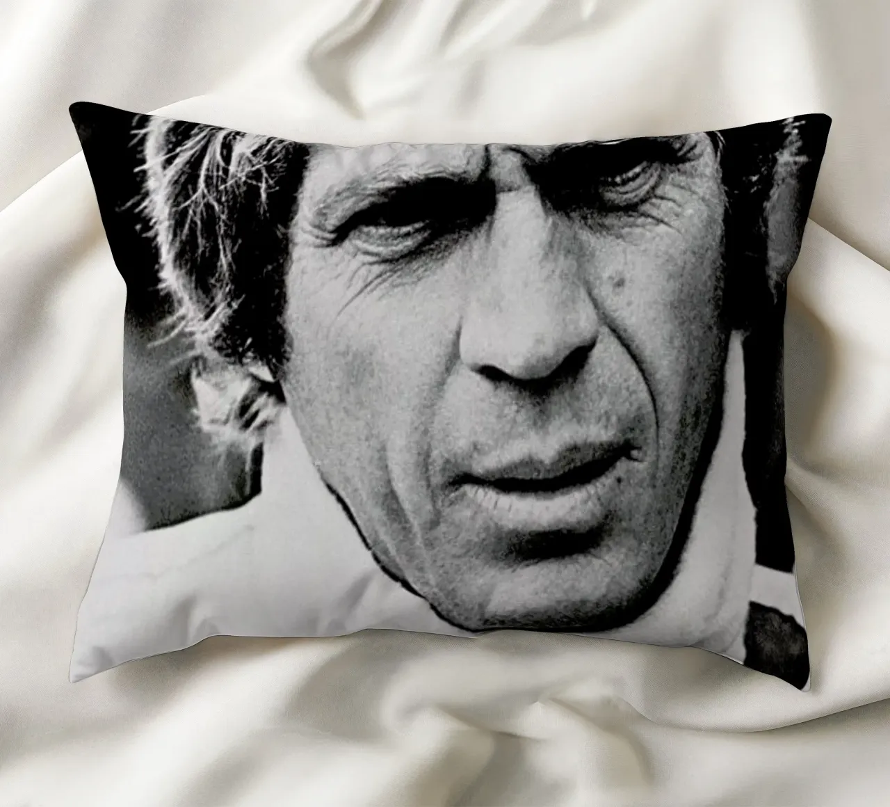 Steve McQueen in Le Mans 2, 1971 cuscino da Gallery Print and Art Limited