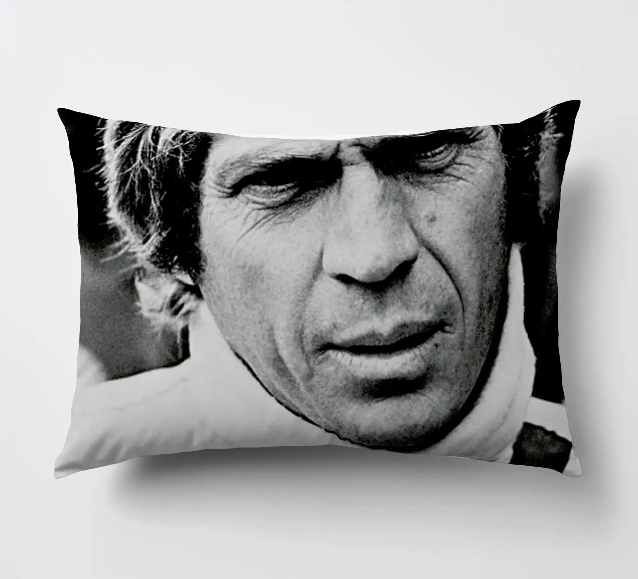 Steve McQueen in Le Mans 2, 1971 cuscino da Gallery Print and Art Limited
