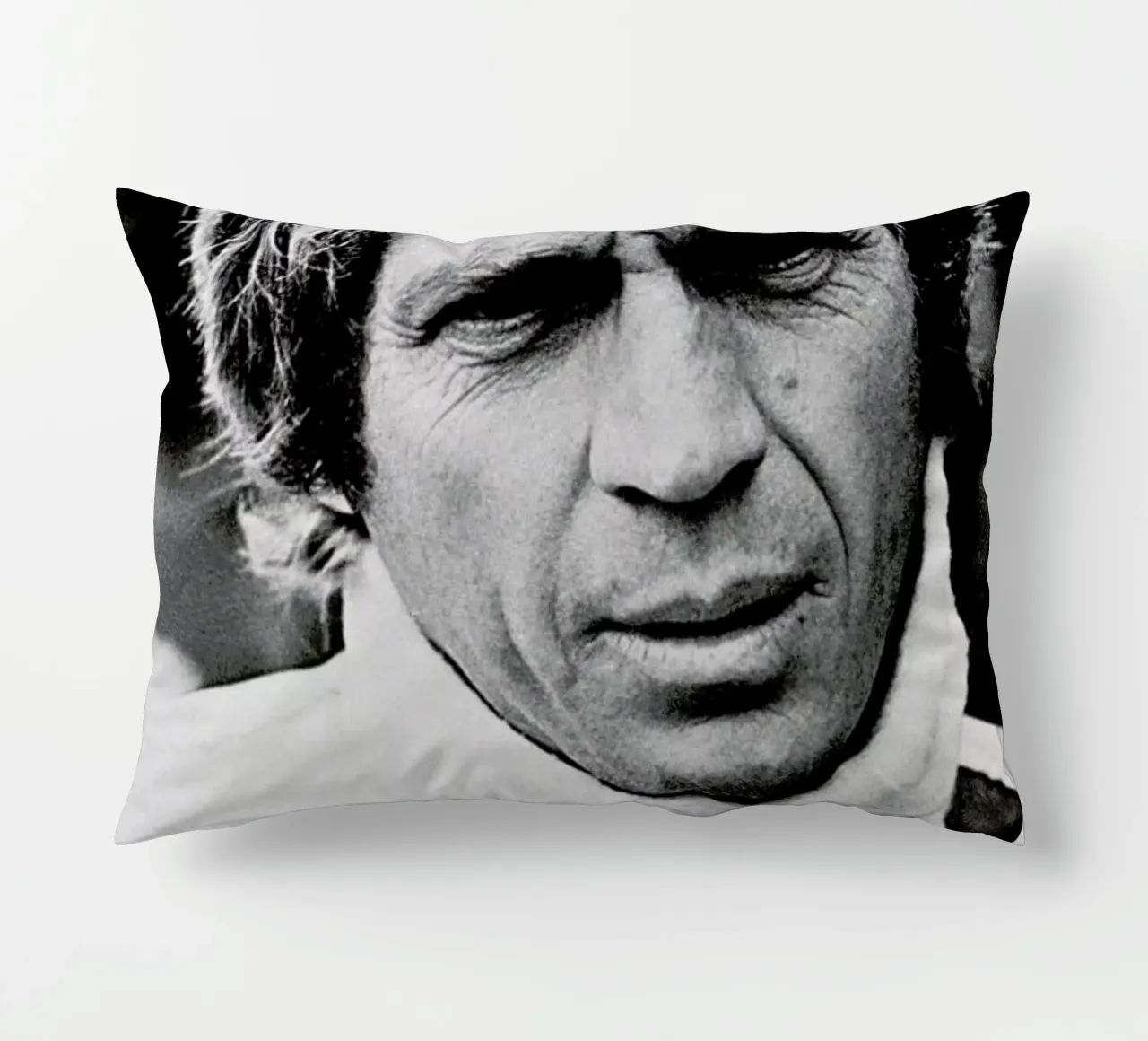 Steve McQueen in Le Mans 2, 1971 cuscino da Gallery Print and Art Limited