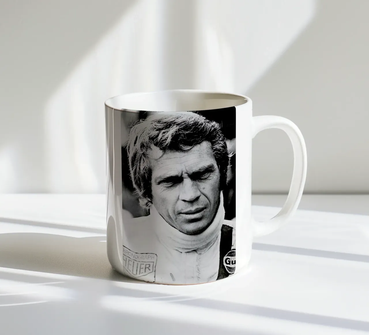 Steve McQueen in Le Mans 2, 1971 tazza in ceramica da Gallery Print and Art Limited