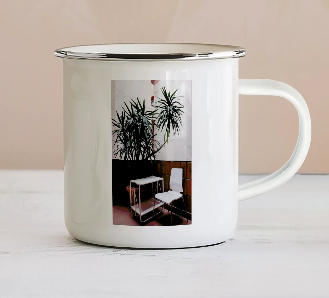 Walden Chair tazza in smalto da Chris Abatzis