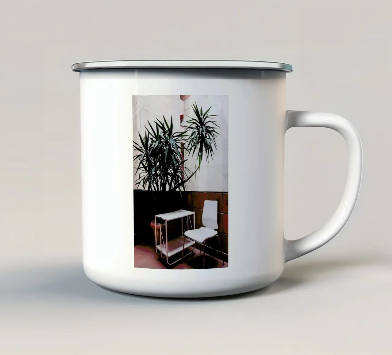 Walden Chair tazza in smalto da Chris Abatzis
