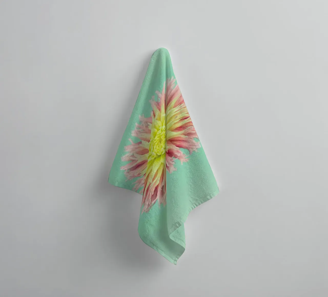 Bright Dahlia asciugamano da bagno da Curious Collections by Marielle Leenders