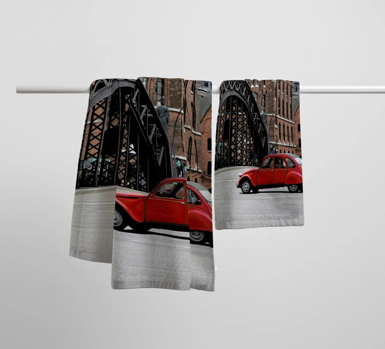 Red Oldtimer asciugamano da bagno da Anja Hebrank Photography