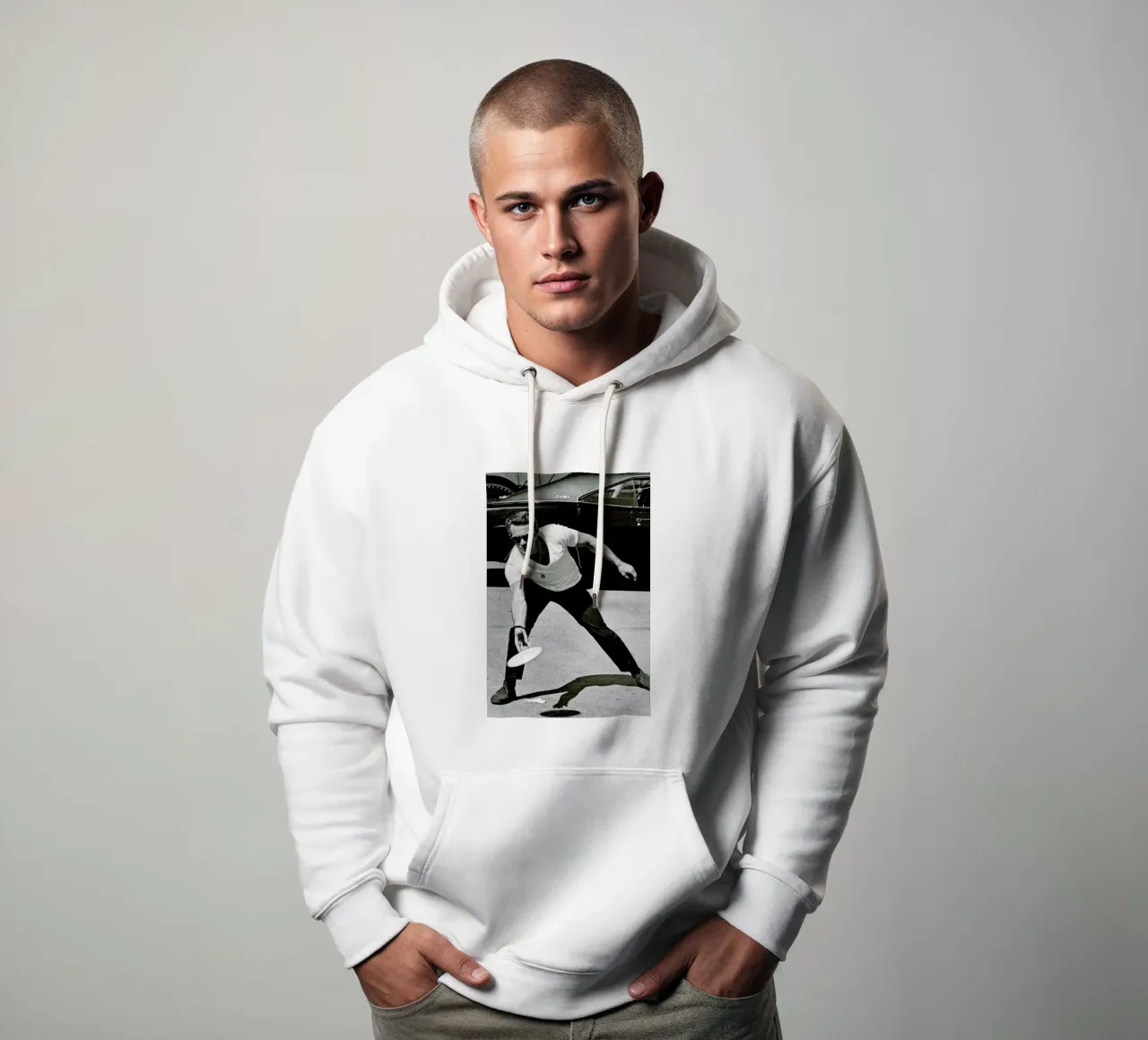 Steve McQueen Playing Frisbee felpa con cappuccio da Gallery Print and Art Limited