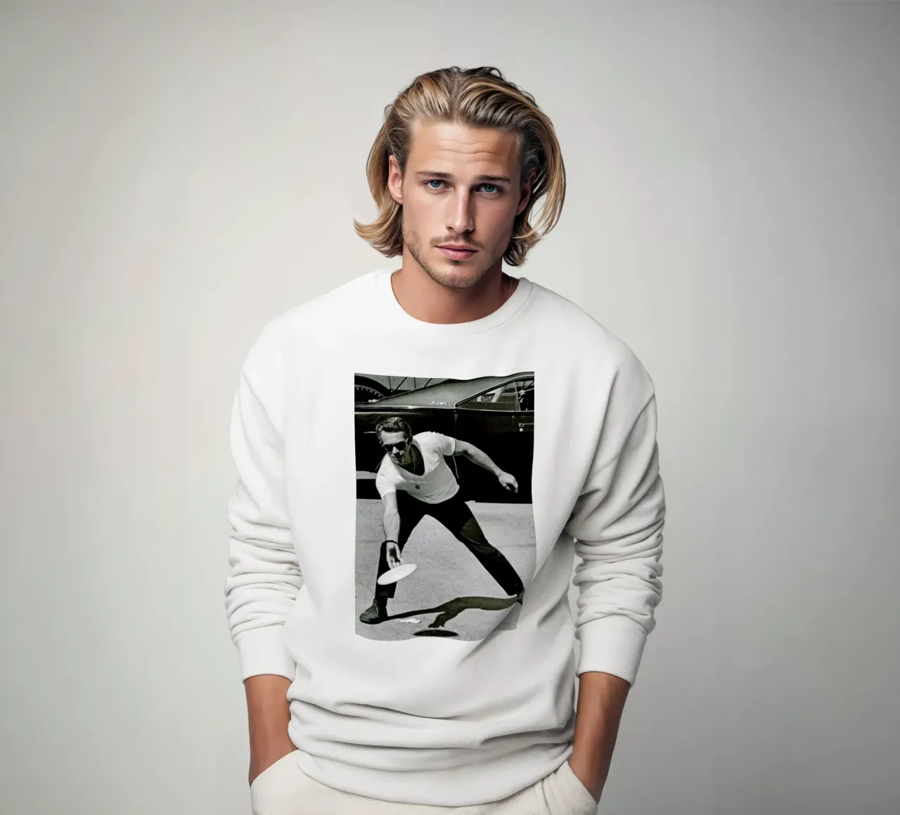 Steve McQueen Playing Frisbee felpa da Gallery Print and Art Limited